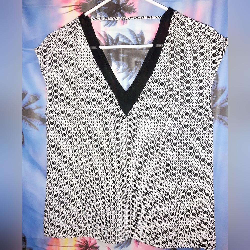 Express Relaxed Black & White Geometric Deep "V" Dress Tee